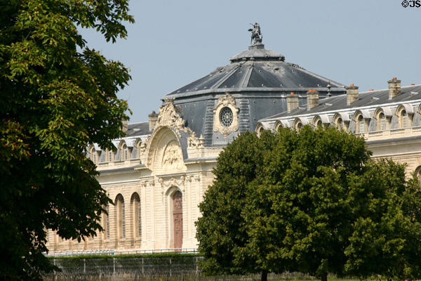 Main entrance to Grand Stables with statue of mounted trumpeter on roof at Château de Chantilly. Chantilly, France.