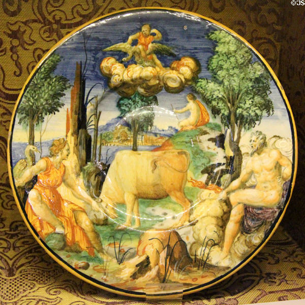 Jupiter, Junon & Io on Italian majolica platter (1544) by Francesco Durantino at Blois Chateau. Blois, France.