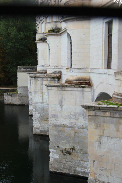 Gallery bridge over Cher River at Chenonceau Chateau. Chenonceau, France.