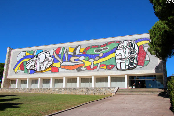 Mosaic, celebrating sports & designed for Hanover Museum, on facade of Musée National Fernand Léger (1960). Biot, France. Architect: André Svetchine (Nice).