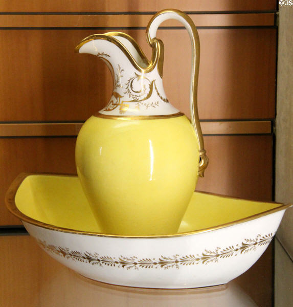 Porcelain pitcher & basin (1st-half 19thC) by Porcelaine de Paris at Beaux-Arts Museum. Lyon, France.