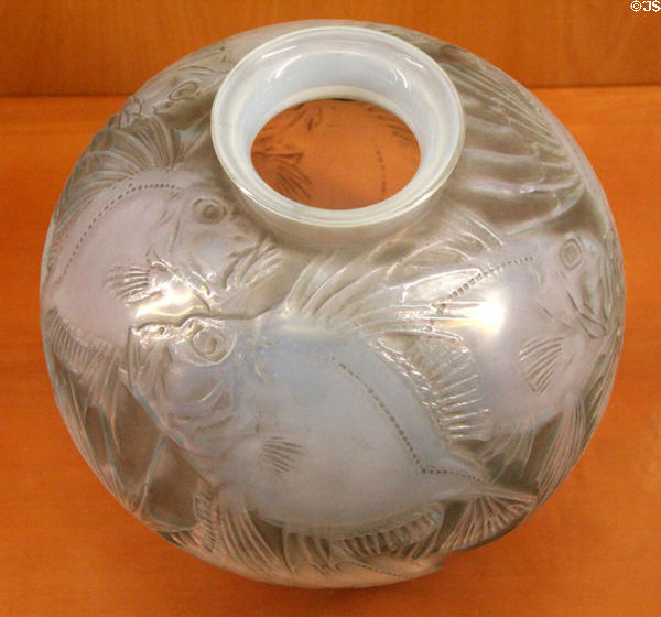 Poissons glass vase (1921) by Lalique at Beaux-Arts Museum. Lyon, France.