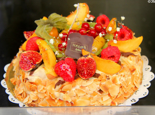 Cake decorated with fruit in Arles bakery. Arles, France.