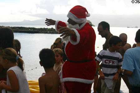 Père Noël with kids. Guadeloupe.