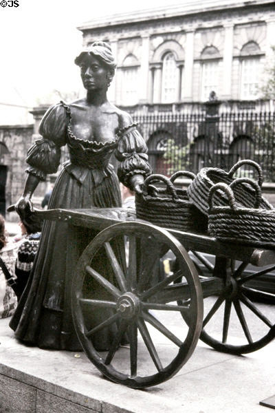 Statue Molly Malone wheeling her barrow. Dublin, Ireland.