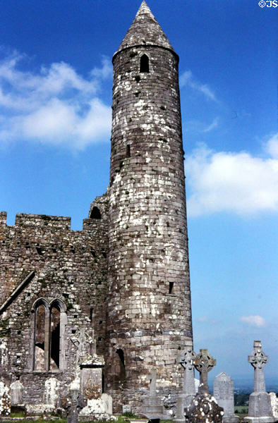 Round Tower & Irish crosses at Rock of Cashel. Ireland.