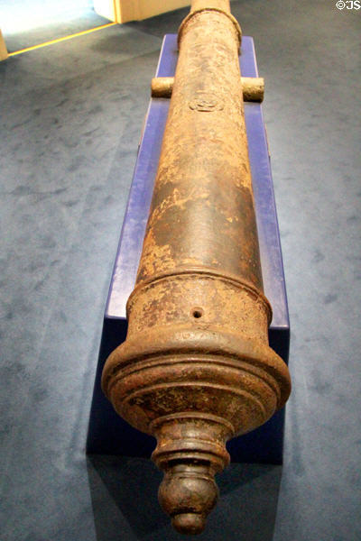 English Falcon cannon (c1570) made by Thomas Owen Royal Gunfounders still in use in 1690 at Battle of the Boyne museum. Ireland.