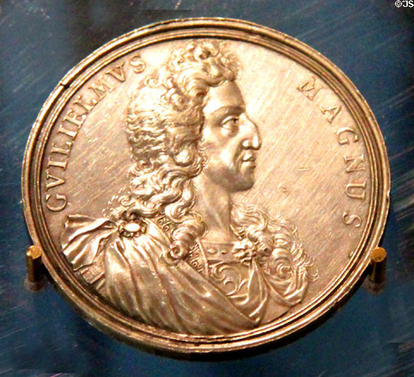 Silver William III medal (1691) marks Deventer Testimonial at Battle of the Boyne museum. Ireland.