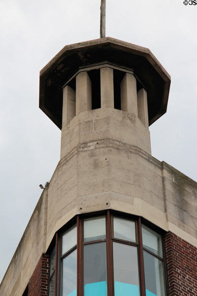 Octagonal tower atop commercial building (52 King St. at Grafton St.). Dublin, Ireland.