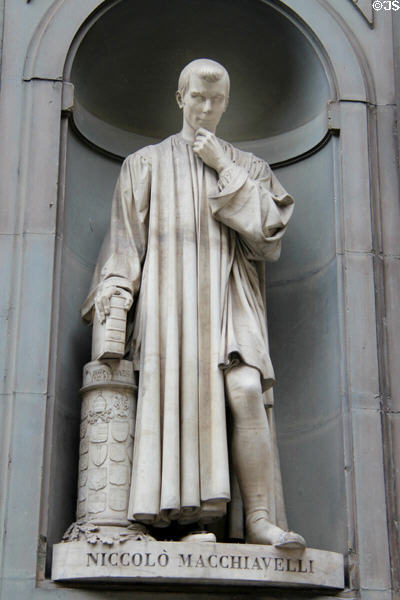 Statue of Niccolo Macchiavelli in exterior niche of Uffizi Gallery. Florence, Italy.