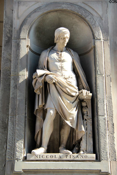 Statue of Niccola Pisanao in exterior niche of Uffizi Gallery. Florence, Italy.