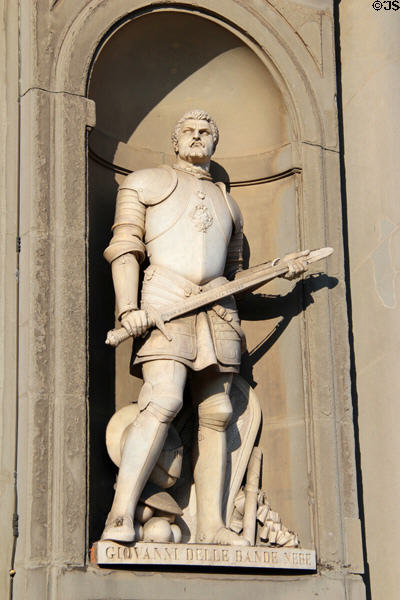 Statue of Giovanni dalle Bande Nere in exterior niche of Uffizi Gallery. Florence, Italy.