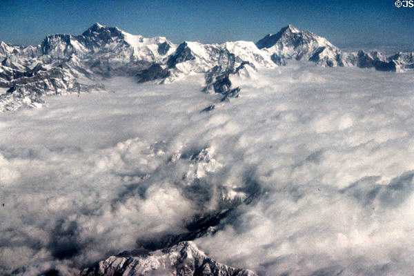 Himalayas with Mt Makalu peak (left) (8,485m) & Mt Everest (right) (8,849m). Nepal.