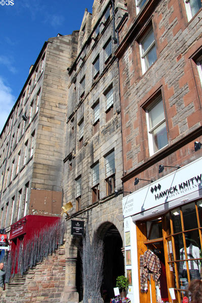 Gladstone's Land tenement house in middle with entrance arches (1617) (477b Lawnmarket) on Royal Mile. Edinburgh, Scotland.