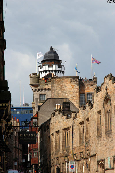 Upper end of Royal Mile approaching entrance to Edinburgh Castle with Outlook Tower of Camera Obscura & World of Illusions building. Edinburgh, Scotland.