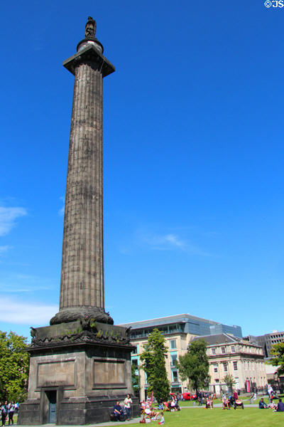 Melville Monument (1820-3) with statue by Robert Forrest on St Andrew Square. Edinburgh, Scotland. Architect: William Burn.