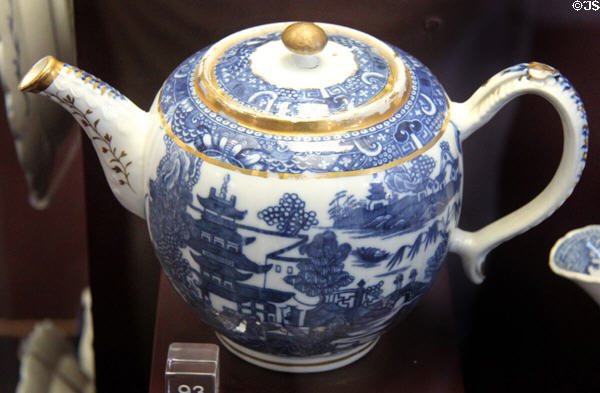 Caughley Porcelain teapot transfer printed with cobalt blue mock Chinese Pagoda pattern & gilt lines (c1785-90) at Coalport China Museum. Ironbridge, England.