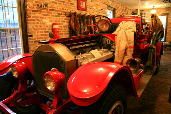 American LaFrance pumper (1918) at Phoenix Fire Museum. Mobile, AL.