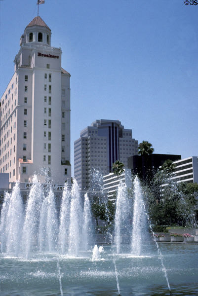 Breakers Hotel (1926) (13 floors) (210 East Ocean Blvd.) + Landmark Square (1991) (24 floors). Long Beach, CA. Architect: Walker & Eisen.