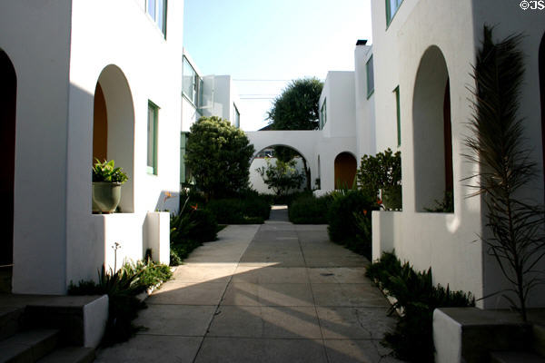 Horatio West Court (1919-21) (140 Hollister Ave.). Santa Monica, CA. Style: Mission revival & International Modern. Architect: Irving John Gill.