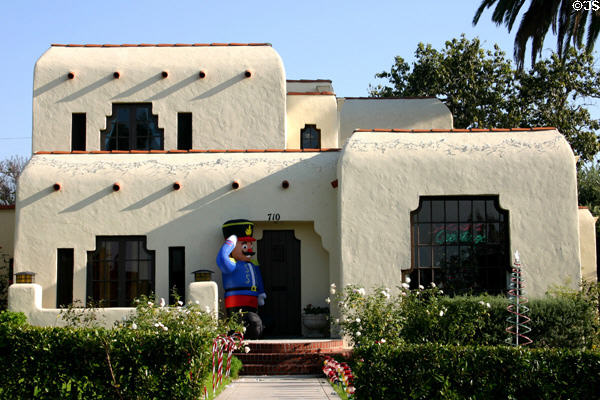 Worrel house (1926) (710 Adelaide Dr.). Santa Monica, CA. Style: Pueblo Revival. Architect: Robert B. Stacy-Judd.