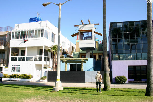 Norton house (1982-4) (2509 Oceanfront) with viewing stand on a pole. Venice, CA. Style: Postmodern. Architect: Frank O. Gehry.