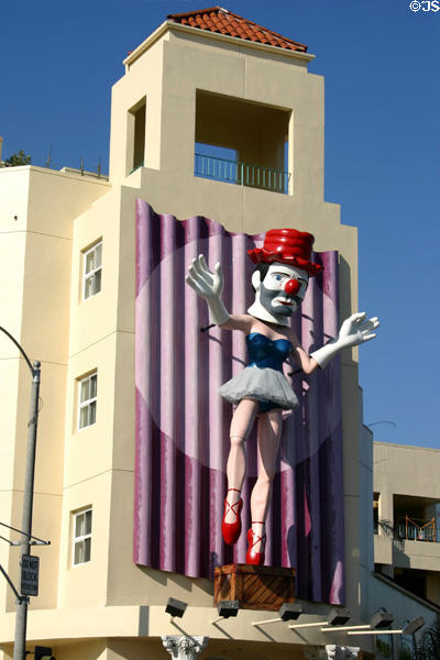 Giant 3D Clown by Jonathan Borofsky on facade of Renaissance Building (1989) (Main St. at Rose Ave.). Venice, CA. Architect: Johannes Van Tilburg & Partners.