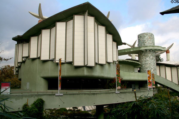 Pavilion for Japanese Art (1978-88) on LACMA campus. Los Angeles, CA. Architect: Bruce Goff + Bart Prince.
