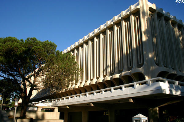 Jack Langson Library at UC Irvine. Irvine, CA. Style: Brutalist. Architect: William L. Pereira.