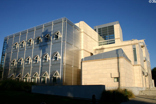 Broad Center for Biological Sciences at Cal Tech (2002). Pasadena, CA. Style: Postmodern. Architect: Pei Cobb Freed & Partners.