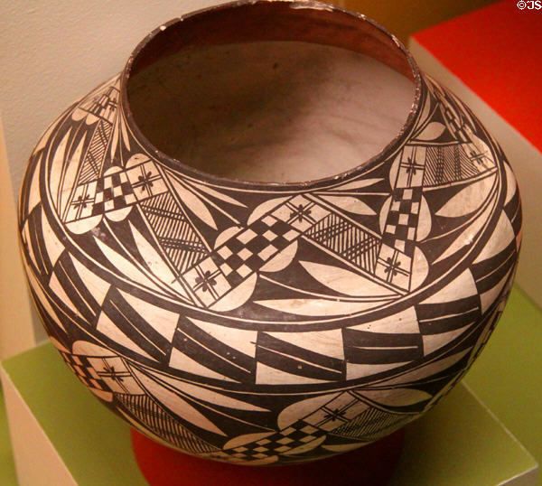 Acoma Pueblo native olla ceramic bowl at San Bernardino County Museum. Redlands, CA.