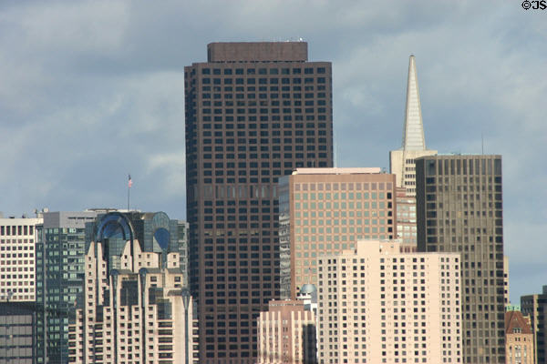 Bank of America Center (1969) (52 floors) (555 California St.) between stepped Marriott, & Transamerica pyramid. San Francisco, CA. Architect: Skidmore, Owings & Merrill and Wurster, Bernardi & Emmons plus Pietro Belluschi.