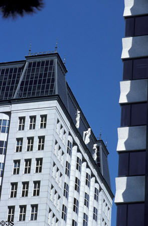580 California (1986) (23 floors). San Francisco, CA. Architect: Johnson/Burgee Architects + Kendall & Heaton Assoc..
