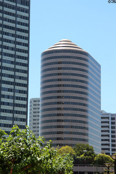 Lake Merritt Plaza (1985) (1999 Harrison St.) (27 floors). Oakland, CA. Architect: Hellmuth, Obata & Kassabaum.