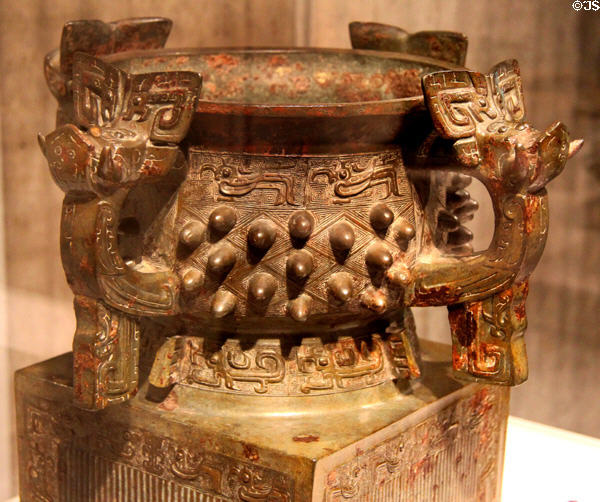 Chinese bronze food vessel (Gui) (11th-10thC BCE, Western Zhou dynasty) at Yale University Art Gallery. New Haven, CT.