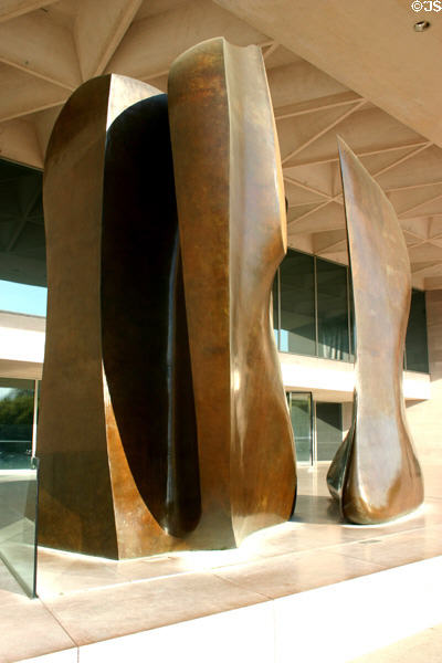 Henry Moore's Knife Edge Mirror (1976-8) at National Gallery of Art (east building). Washington, DC.