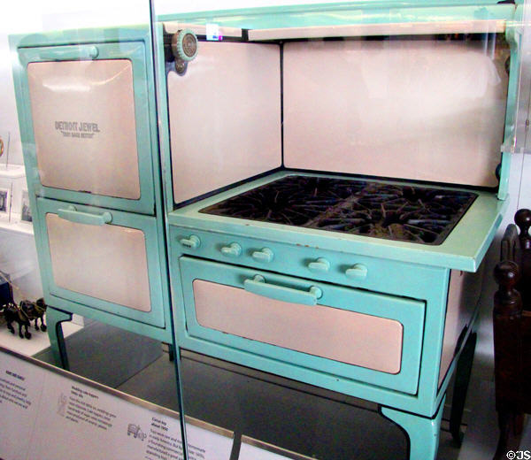 Detroit Jewel gas cookstove (1930s) had enamel finish to ease cleaning at National Museum of American History. Washington, DC.