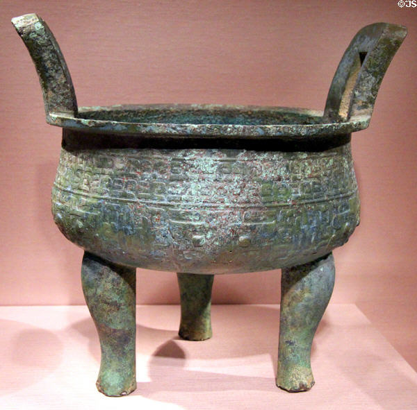Chinese bronze ritual food container on tripod (7thC BCE, Eastern Zhou dynasty) at Smithsonian Arthur M. Sackler Gallery. Washington, DC.