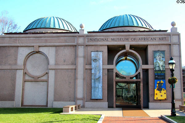 Smithsonian National Museum of African Art (1983) on National Mall. Washington, DC. Architect: Jean Paul Carlhian.