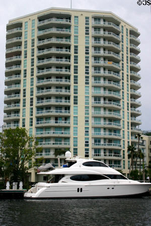 Esplanade on the New River (2004) (16 floors) (401 SW 4th Ave.). Fort Lauderdale, FL.