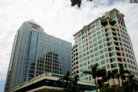 SunTrust Plaza (1992) (17 floors) (501 East Las Olas Blvd.) to right of Bank of America Plaza. Fort Lauderdale, FL. Architect: Hellmuth, Obata & Kassabaum.