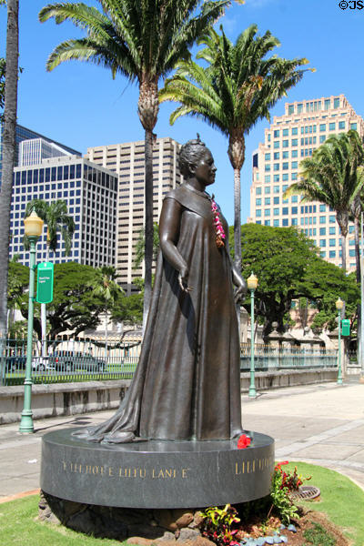 Statue of Queen LiLi'uoka Lani (1980) by Marianna Pineda against downtown Honolulu skyline. Honolulu, HI.