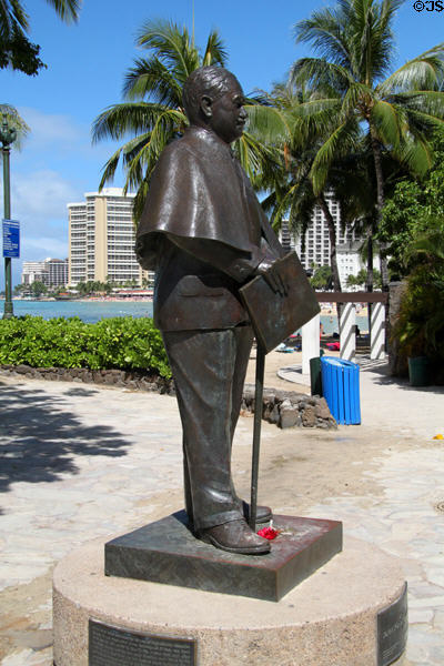 Statue of Prince Jonah Kuhio Kalaniana'ole (1871-1922) on beach in Waikiki. Waikiki, HI.