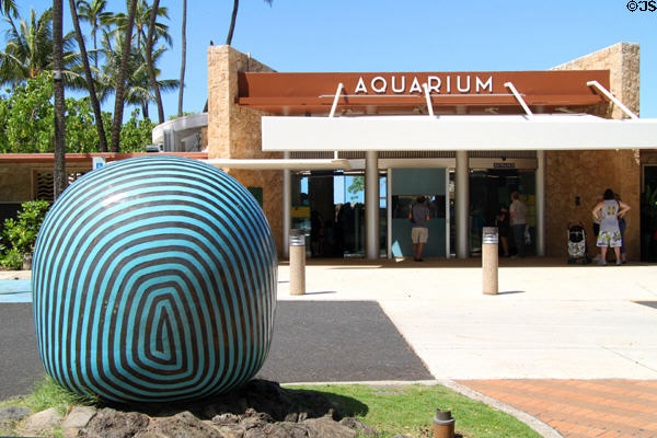 Waikiki Aquarium with Tropical Sounds ceramic grouping sculpture (2000) by Jun Kaneko. Waikiki, HI.