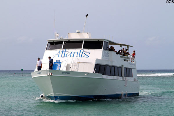 Atlantis submarine tours Discovery shuttle boat takes tourists to dive site. Waikiki, HI.