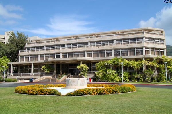 Queen Lili'uokalani Center for Student Services (2001) on Varney Circle at University of Hawai'i. Honolulu, HI.
