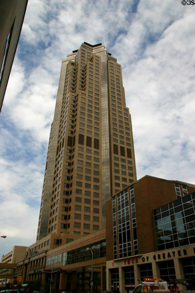 801 Grand Avenue (1991) (45 floors). Des Moines, IA. Architect: Hellmuth, Obata & Kassabaum.