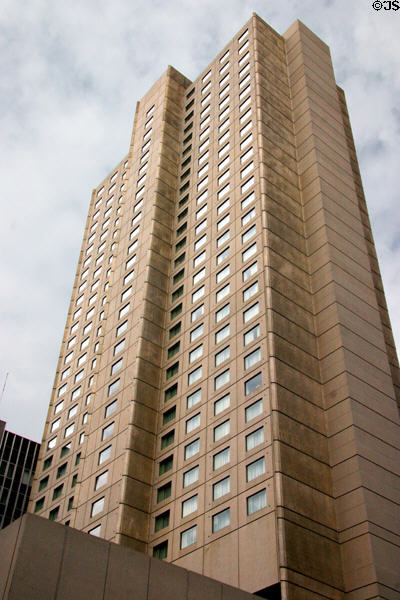 Des Moines Marriott (former Royal Union Life Building) (1981) (33 floors) (700 Grand Ave.). Des Moines, IA.