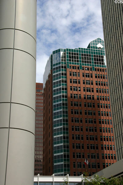 HUB Tower (1986) (25 floors) (699 Walnut St.). Des Moines, IA. Architect: Herbert Lewis Kruse Blunck Architecture.