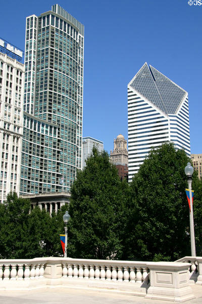 Heritage at Millennium Park (2004) (57 floors) (130 North Garland Court) + white Smurfit-Stone Buildings. Chicago, IL. Architect: Solomon, Cordwell, Buenz, & Assoc..